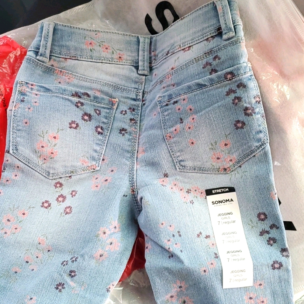 Girls jeggings (soft Jean). Size 7. New , w/tags.